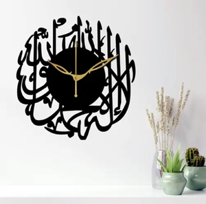 L'horloge en métal à calligraphie arabe, finition haut de gamme, garantit une élégance durable, conçue pour les intérieurs exigeants en matière de sophistication. - Product Image 3