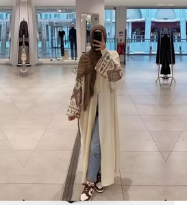 Elegante abaya abierta color crema con intrincados diseños tribales en las mangas. Disponible a precios de mayoreo. - Product Image 1