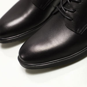 Des baskets respirantes à lacets de luxe pour hommes de qualité supérieure conviennent à la fois au bureau et aux occasions professionnelles. - Product Image 2