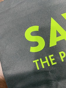 Venta al por mayor 100% GRS PET reciclado (RPET) bolsa no tejida termosellada cierre abierto serigrafía diseño de moda elegante de Vietnam - Product Image 4