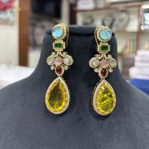 Pendientes Elegantes con Acabado Dorado y Piedras que Parecen Tradicionales para Mujeres y Niñas, para Looks de Noche, para Fiestas, Colección de Moda - Product Image 1