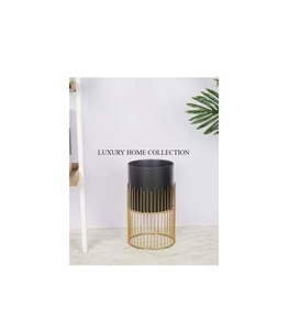 Maceta Metálica de Alta Gama Resistente a la Oxidación con Hermosos Detalles Decorativos Calados, Perfecta para Arreglos Florales Elegantes - Product Image 1