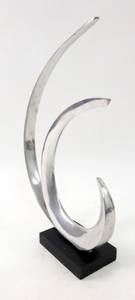 Orren Ellis Escultura de aluminio pulido moderno Mesa pulida de plata negra con decmode azul Estilo antiguo Color plata moderna - Product Image 4