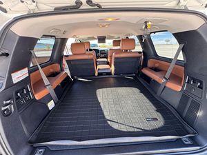 SUV de luxe 4x4 d'occasion 2018 à vendre, 5.7L avec différentiel central verrouillable, entièrement équipé et peu modifié - Product Image 4