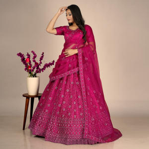 ชุดเลเฮนกาโชลีพร้อมงานปักประณีต ดีไซน์ทรงบานสง่างาม ลายขอบแบบดีไซเนอร์ ผ้าคลุมไหล่แบบโปร่งบาง - Product Image 4