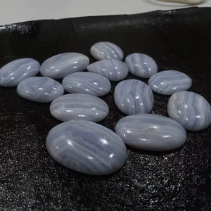 พลอยบลูเลซอะเกตทรงหลังเบี้ย สีฟ้าอ่อนธรรมชาติ รูปทรงหลากหลาย สำหรับทำเครื่องประดับ - Product Image 3