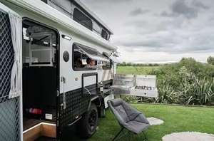 Nuevos Paneles Solares y Muebles de Lujo 2024 para Remolque Camper Todoterreno 4x4 de Expedición Pequeña de 22 pies y 6000 libras - Product Image 4