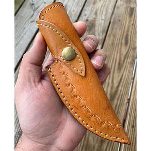 Ceci est un étui à couteau en cuir marron avec une boucle. Il est fabriqué en cuir de vache véritable. - Product Image 2