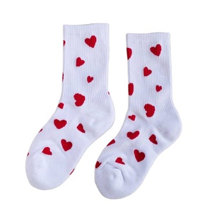 ODM personnalisé imprimé confortable respirant coton femmes chaussettes équipage usage quotidien en gros bas quantité minimale de commande coeur modèles - Product Image 1