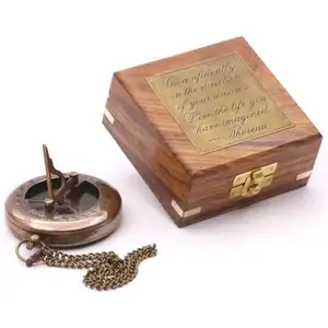 Brújula de reloj de sol magnético direccional Vintage náutico con cita famosa regalos de bautismo grabados con caja de madera para seres queridos