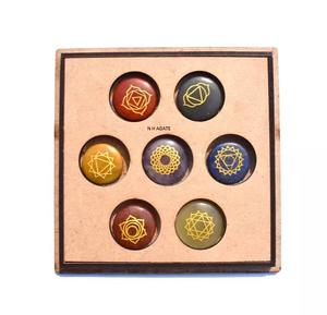 Juego de Siete Chakras con Símbolos Grabados Redondos en Caja de Madera, Juego de Piedras Redondas de Siete Chakras de la Mejor Calidad para Meditación - Product Image 1