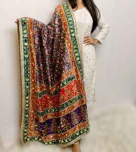 ผ้าคลุมไหล่ไหมยาวน้ำหนักเบา ทำมือ สไตล์ชาติพันธุ์ สีสันหลากหลาย ตกแต่งด้วยงานกระจกและลายดอกไม้ - Product Image 4