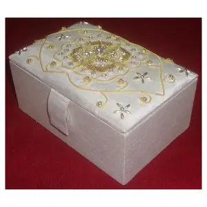 Caja de joyería hecha a mano, con bordado y cuentas brillantes, hecha a mano