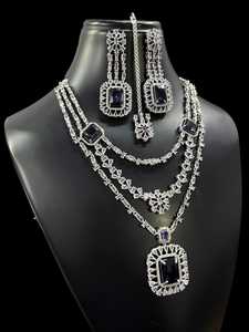 ชุดสร้อยคอสามชั้นประดับเพชรรูปดาวแห่งอเมริกาพร้อมต่างหูยาวและ Maang Tikka สำหรับผู้หญิงเหมาะสำหรับใส่ไปงานปาร์ตี้ - Product Image 3