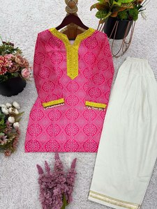 Mehendi งานเลี้ยง Diwali ชุดเย็บปักคอวีสีสดใสและชุดด้านล่างสำหรับผู้หญิง - Product Image 4