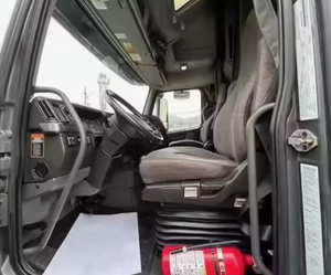 Très demandé à la vente : Camion semi-remorque Volvo VNL64T760 2021 avec cabine couchette à toit surélevé, occasion avec GARANTIE - Product Image 2