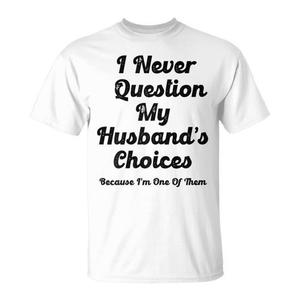 Camiseta Promocional para Mujer con Gráfico 'Nunca Dudo de las Decisiones de Mi Esposo Porque Soy Una de Esas Decisiones' - Product Image 2