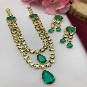 Ensemble de collier Kundan de qualité supérieure pour femmes bijoux ethniques cloutés en pierre idéal pour les vêtements décontractés, les fonctions de fête et les looks de fête - Product Image 5