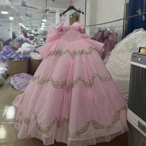 Vestido de Quinceañera Rosa Brillante con Encaje Dorado, Lazo Grande y Cola de Capilla, Modelo 5932 - Product Image 1