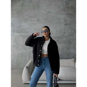 Chaqueta Universitaria para Mujer en Negro con Detalle de Bouclé - Product Image 3