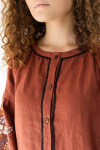 Chemise bohème pour femme en coton et lin, à fleurs brodées, boutonnée sur le devant, manches bouffantes, haut simple pour l'été et l'automne - Product Image 3