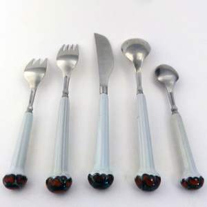 Couverts élégants à poignée en résine de style moderne rose et blanc avec couverts à tête argentée pour les maisons, les restaurants et les fêtes - Product Image 2