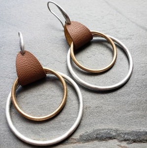 Pendientes de metal artesanales únicos con detalles de alambre envuelto y elementos de encanto hechos a mano para declaraciones de moda artística - Product Image 5