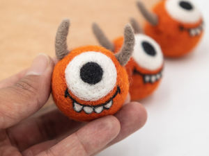 Monstre feutré à un œil avec cornes Ornement de guirlande d'Halloween mignon pour décorations de fête pour ornements d'Halloween - Product Image 3