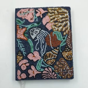 Cadre photo en bois léger et durable fait à la main, design brodé de perles, forme personnalisable, orientation verticale, moderne - Product Image 1