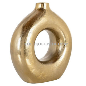 Lujo hecho a mano de aluminio Metal chapado en oro en relieve textura florero forma única hogar decorativo florero de mesa Venta caliente - Product Image 3