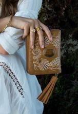 สร้อยข้อมือหนังวัวทำด้วยมือด้วยพลอยตาเสือแท้ขนาดใหญ่เปลือกหอยทาสีด้วยมือโดยรอบเป็นสีน้ำตาลอ่อน - Product Image 3