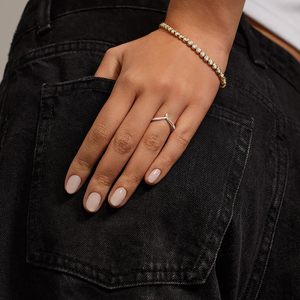 Anillo de diamantes Moissanite hecho a mano con un sutil diseño curvo en plata de ley 925 para uso diario - Product Image 3