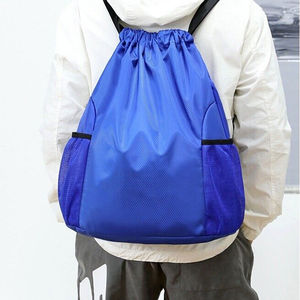 Mochila Unisex con Cordón, Diseño Geométrico, Cierre de Cremallera, Alta Resistencia al Agua, Fabricada en Pakistán - Product Image 5