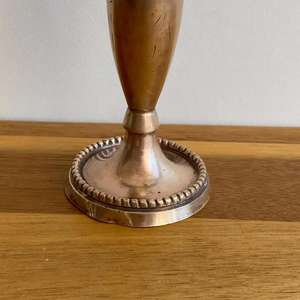 Vase décoratif traditionnel en laiton avec motif floral en acrylique pour la décoration intérieure ou les cadeaux à un prix raisonnable en métal - Product Image 3