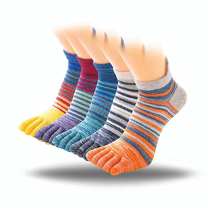 Chaussettes à cinq doigts unies tendance pour hommes, en coton, décontractées, respirantes, antibactériennes et écologiques - Product Image 5