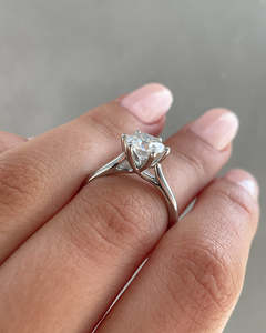 Bague de fiançailles pour femme à 6 griffes en or jaune massif 18 carats, diamant de laboratoire taillé en solitaire brillant, pour fournisseur en gros ODM - Product Image 2