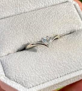 Anillo de compromiso solitario con circonita de corte corazón de 5 mm y engaste de puntas, banda de boda moderna en forma de V Chevron, plata de ley 925, regalo para mujer - Product Image 2