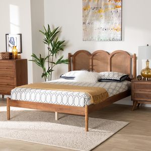 Cama de plataforma de tamaño Queen tradicional Studio Thatcher Nogal Pino marrón Acabado de ratán tejido duradero Estilo de madera maciza - Product Image 1