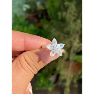 Bague florale en argent 925 avec pierre de lune arc-en-ciel, incrustation de pierres précieuses tendance pour fiançailles, motif en forme de main plaqué or rose, taille unique - Product Image 1