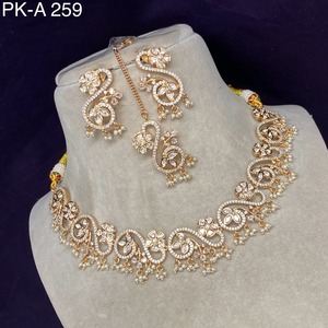 Collier et boucles d'oreilles Kundan traditionnels élégants avec perles Accents floraux Bijoux de mariage de style vintage pour les fêtes de mariées - Product Image 3