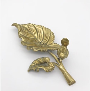 Elegante bandeja de servicio de latón con mango de girasol y mango de tallo en forma de producto más vendido mango de bandeja de latón de diseño moderno - Product Image 5