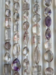 Cabochon de quartz Super Seven à facettes naturelles de qualité supérieure coupe lisse incroyable bijoux en vrac disponibilité OEM - Product Image 2