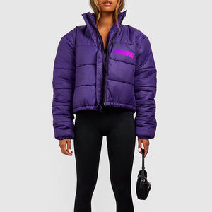 Chaqueta de plumón corta para mujer, estilo nuevo, informal, de invierno, talla grande, transpirable, con logotipo personalizado impreso en DTF - Product Image 3