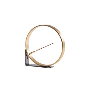 Soporte de incienso de latón redondo artesanal Acabado dorado Soporte hecho a mano Premium con toque decorativo para el hogar y espacios de meditación - Product Image 1