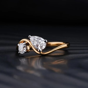 Bague de mariage 2 carats ronde et poire en forme de diamant de laboratoire Toi Et Moi Bague de fiançailles en or blanc 14K Couleur F VVS2 Clarity - Product Image 1