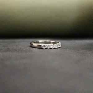 Bague demi-éternité tendance en or massif 14 carats avec diamants et acier inoxydable, style élégant unisexe pour toutes les occasions - Product Image 3