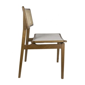 Chaises de salle à manger en teck massif de haute qualité et avec des accents en rotin, conçues avec une esthétique moderne et élégante - Product Image 4