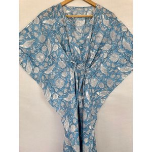 Caftán de Algodón Puro, Kimono de Verano, Estampado Floral Indio, Traje de Baño para Playa, Cómodo para Embarazadas, Color Azul Cielo y Blanco - Product Image 6