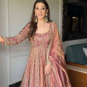 Ensemble élégant composé d'un haut en soie croquante avec des broderies lourdes et d'un pantalon palazzo entièrement cousu et d'un dupatta assorti - Product Image 1