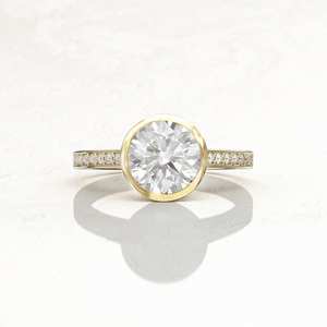 แหวนแต่งงานหรูหราสไตล์อาร์ตเดโค พรีเมียม เงินแท้ 925 ประดับมอสซาไนต์ 2 กะรัต ทรงเบเซล ดีไซน์ทันสมัย รับรองโดย IGI - Product Image 6